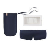 Masque Lunya en soie lavable bleu foncé, texture luxueuse pour le sommeil.