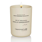 M&SENSE Bougie au soja Vanille Santal dans un verre minimaliste, ambiance chaleureuse.