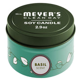 Bougie Basil de Mrs. Meyer's, boîte métal, crée une ambiance fraîche et naturelle.