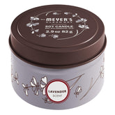 Bougie lavande Mrs. Meyer's dans une boîte en étain, ambiance apaisante.