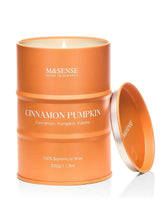 Bougie M&SENSE Cannelle Citrouille dans son emballage élégant, parfait cadeau.