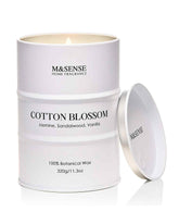 Bougie M&SENSE coton fleur dans une boîte cadeau, ambiance chaleureuse.