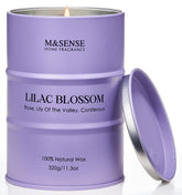 Bougie M&SENSE Lilas en fleur dans un emballage cadeau élégant.