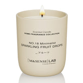 Bougie M&SENSE dans un bocal en verre givré, ambiance chic et minimaliste pour le salon.