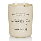 Bougie M&SENSE en cire de soja naturelle, parfum jasmin rose, ambiance apaisante.