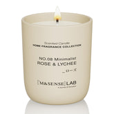 Bougie M&SENSE Rose & Lychee dans un verre minimaliste, ambiance chaleureuse.