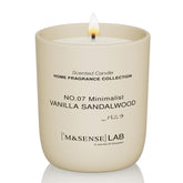 Bougie M&SENSE Vanille Santal dans un verre mat, ambiance chaleureuse.