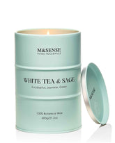 Bougie M&SENSE Thé Blanc-Sauge dans une ambiance lumineuse, lumière douce.