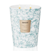 Bougie M&SENSE XL en verre marbré, crée une ambiance luxueuse et détendue.