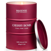 Bougie M&SENSE Cerise Bombe grand format dégage un parfum durable.