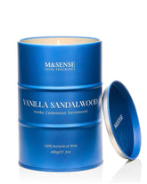 Bougie M&SENSE Vanille Santal dans un bocal, parfum chaleureux pour l'ambiance.