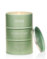 Bougie M&SENSE Ylang Ylang dans un récipient métallique, parfum enveloppant pour une ambiance détendue.