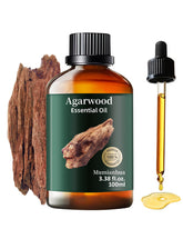 Mumianhua Oud huile pure, versement de la bouteille pour l'aromathérapie.