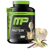 MusclePharm Combat Poudre Vanille dans un verre, prêt à mélanger après l'entraînement.