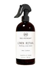 Muse Apothecary Linen Ritual – la bouteille Ambre-Cashmere prête à rafraîchir les draps.