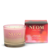 Bougie Neom Sparkling Joy à 3 mèches pour une lumière chaleureuse et ambiance dynamique.