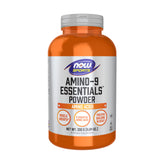 NOW Sports Amino-9 Essentials en bouteille ouverte avec doseur prêt à mesurer.