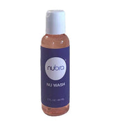 NuBra Nu Wash nettoie en douceur les soutiens-gorge adhésifs grâce à sa bouteille pratique.