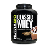 NutraBio Classic Whey en poudre chocolatée, parfait pour un jus post-entraînement gourmand