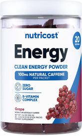 Nutricost Complexe energisant en sachets raisin dans un verre d'eau pour hydratation pratique.