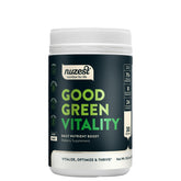 Poudre Good Green Vitality de Nuzest dans une bouteille verte sur plan de travail, prêt à l’emploi.