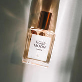 Olivine Atelier Tiger Moon, bouteille d'huile parfumée avec une diffusion subtile et durable.
