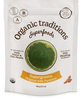 Organic Traditions Poudre Verts Curcuma – versement dans l'eau pour une boisson rafraîchissante.