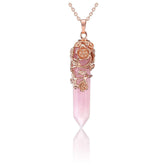PESOENTH pendentif quartz rose enroulé fleur dorée, élégance et énergie apaisante.