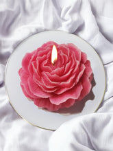 Bougie Pivoine en forme de fleur, parfum riche, pour créer une atmosphère apaisante et chaleureuse.