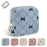 Pochette Playexen bleu velours côtelé avec nœud papillon, rangement discret.