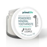Poudre dentaire Primal Life Organics goût réglisse noire, emballage élégant et pratique.