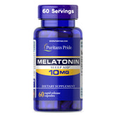 Puritan's Pride Mélatonine 10 mg, bouteille libération rapide sur table de nuit, aide à s'endormir plus rapidement.