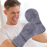 Mitaines chauffantes REVIX sur les mains, chaleur douce pour relaxer les muscles.