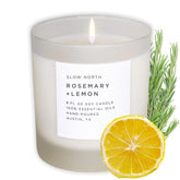 Bougie Slow North romarin-citron en verre brumeux, ambiance chaude et parfumée.