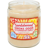 Bougie-pot santal Smoke Odor Exterminator neutralise les odeurs dans l’air.