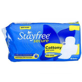 Plan rapproché sur Stayfree coton doux avec ailes, protection régulière et confortable.