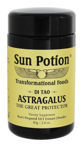 Sun Potion Astragalus, poudre dans une cuillère en bois prête à être mélangée pour énergie et digestion.