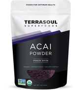 Terrasoul Acai Poudre versement dans un verre pour une boisson riche en antioxydants
