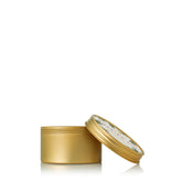 Thymes Bougie Voyage Tin Frasier Fir pour une ambiance chaleureuse en déplacement.