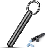 Porte-pilules TISUR accrochée à un porte-clés, pratique et accessible.