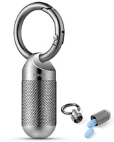 Porte-pilules TISUR en titane sur clé, léger et pratique.