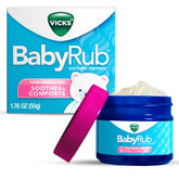 Vicks BabyRub sur la poitrine du bébé, douceur apaisante.
