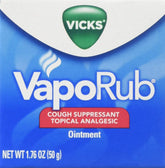 Vicks VapoRub appliqué sur la poitrine pour soutenir le confort respiratoire.