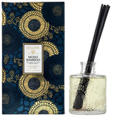 Voluspa Moso Bamboo: bouteille en verre embossée pour une diffusion longue durée.