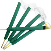 Bâtons répulsifs W4W en action dans le jardin, brûlants pour repousser les moustiques.