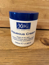 XBC Crème émolliente aqueuse dans un pot 500 ml, hydratation douce et durable.