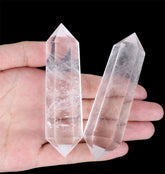 Pointe de quartz clair YATOJUZI vue dos, idéale pour méditation et concentration.