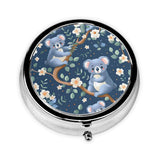 Etui pilules Koala Fleurs de Yaxongx avec 3 compartiments, pratique et sécurisé.