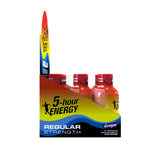 Versement du 5-hour ENERGY raisin dans un verre pour consommation rapide.