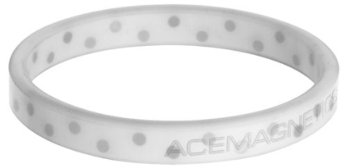 AceMagnetics Rally Band blanc vue frontale sur le poignet, style sportif.